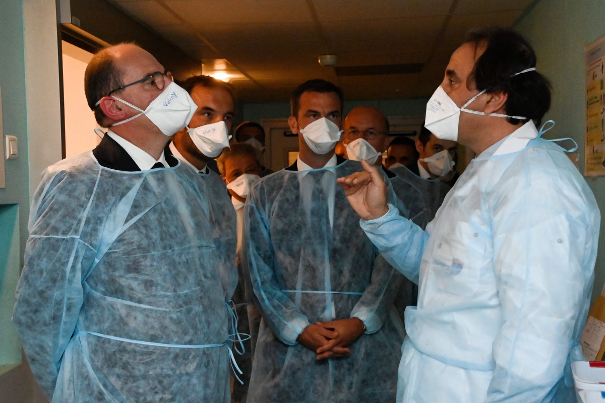 French Prime Minister Jean Castex (L) speaks a doctor during a visit at CHU hospital in Montpellier, southern France, on August 11, 2020. / AFP / POOL / Pascal GUYOT
