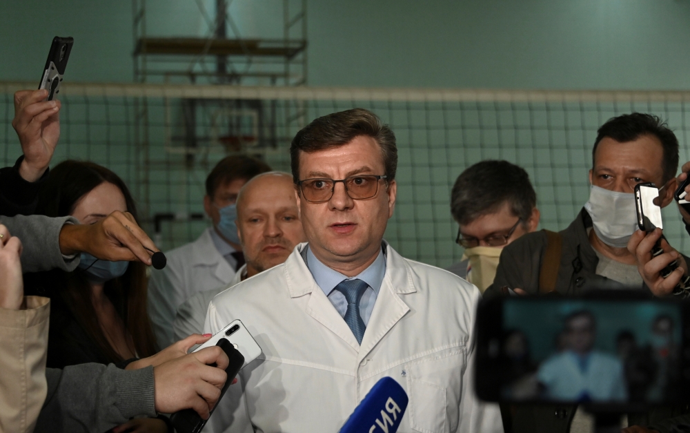 Alexander Murakhovsky, chief doctor of a hospital, where Alexei receives medical treatment, speaks with the media in Omsk, Russia August 21, 2020. REUTERS/Alexey Malgavko
