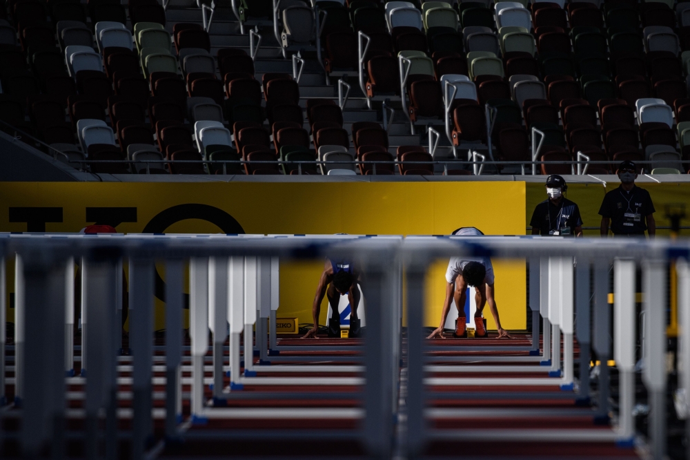 Athletes prepare to compete in men's 100m hurdles during the Golden Grand Prix 2020 athletics event at the National Stadium in Tokyo on August 23, 2020. / AFP / Philip FONG