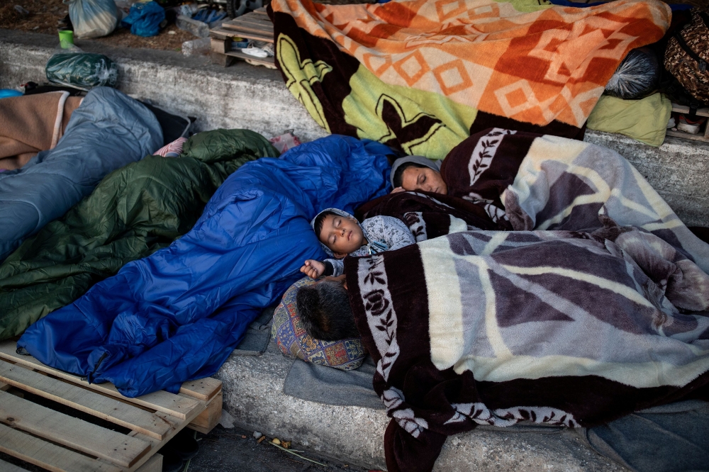Refugees and migrants from the destroyed Moria camp sleep on the side of a road, on the island of Lesbos, Greece, September 13, 2020. REUTERS/Alkis Konstantinidis