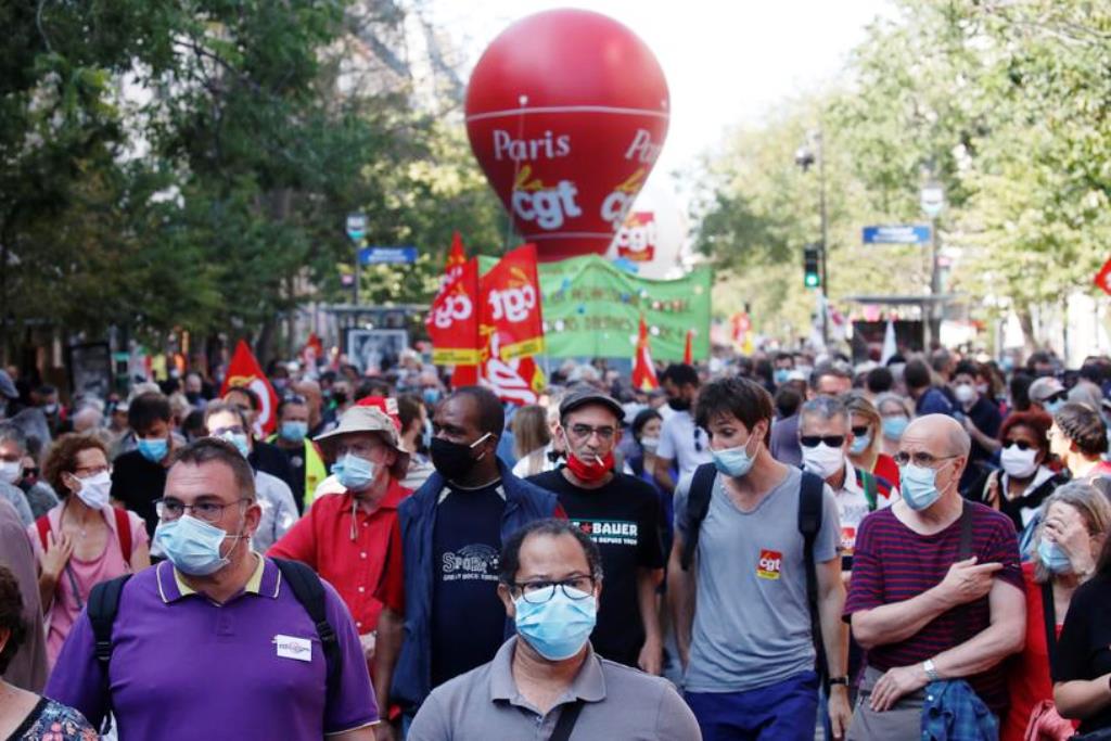 Demonstrators, wearing protective face masks, attend a demonstration against job cuts and for salary increases during the economic crisis and the coronavirus disease (COVID-19) outbreak in Paris, France, September 17, 2020. REUTERS/Gonzalo Fuentes
