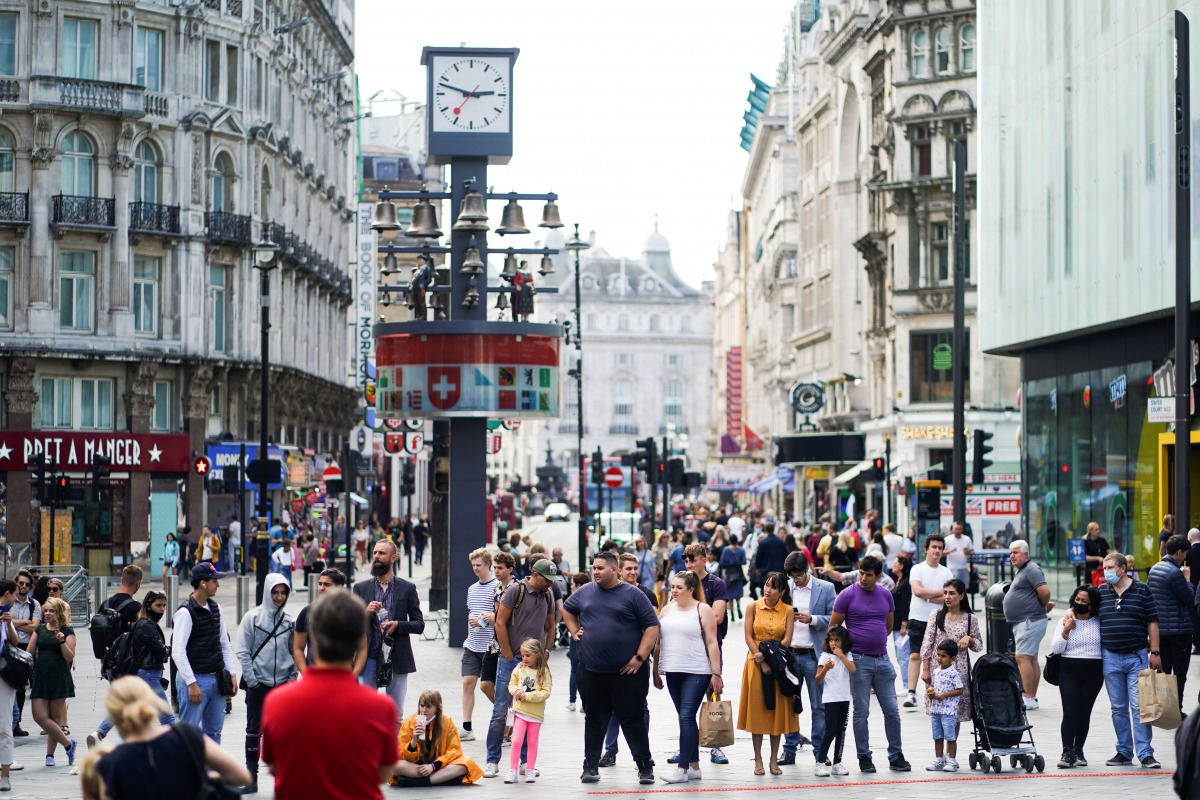 People watch a street performer in Leicester Square, amid the coronavirus disease (COVID-19) outbreak, in London, Britain, September 20, 2020. REUTERS/Henry Nicholls
