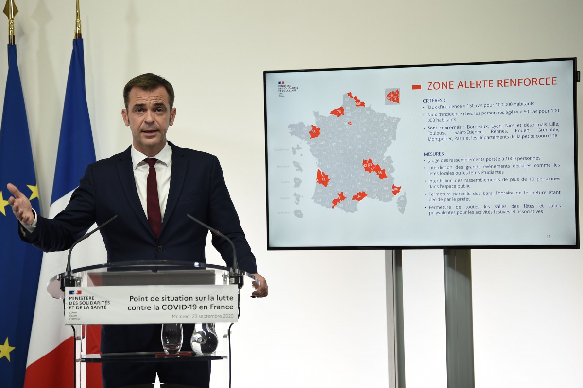 French Health Minister Olivier Veran addresses media representatives during a press conference about the situation of the novel coronavirus (Covid-19) pandemic in France, at the Health Ministry in Paris, on September 23, 2020. / AFP / POOL / Eliot BLONDET