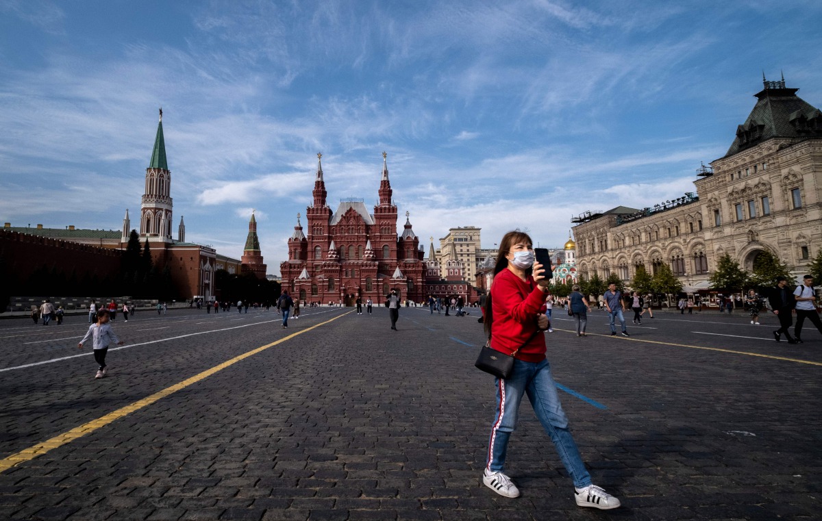 A woman wearing a face mask to protect against the coronavirus disease walks on Red Square in downtown Moscow on September 24, 2020. / AFP / Yuri KADOBNOV
