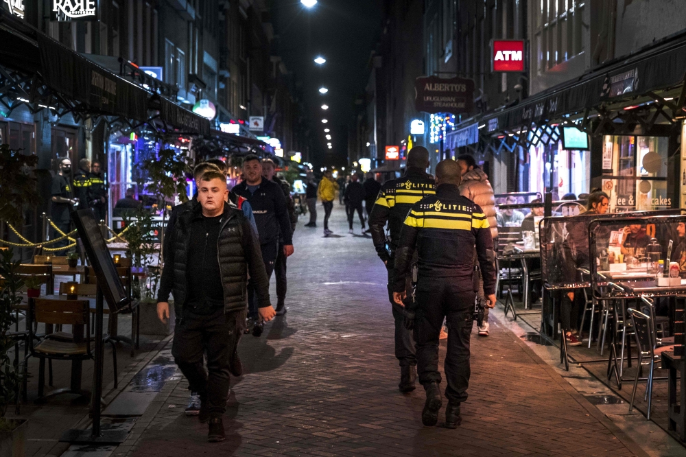 Police patrols on the Leidseplein in Amsterdam on September 26, 2020 while the Amsterdam-Amstelland Safety Region is preparing new, stricter measures to break the second wave of contamination of COVID-19 caused by the novel coronavirus. / AFP / ANP / Ramo