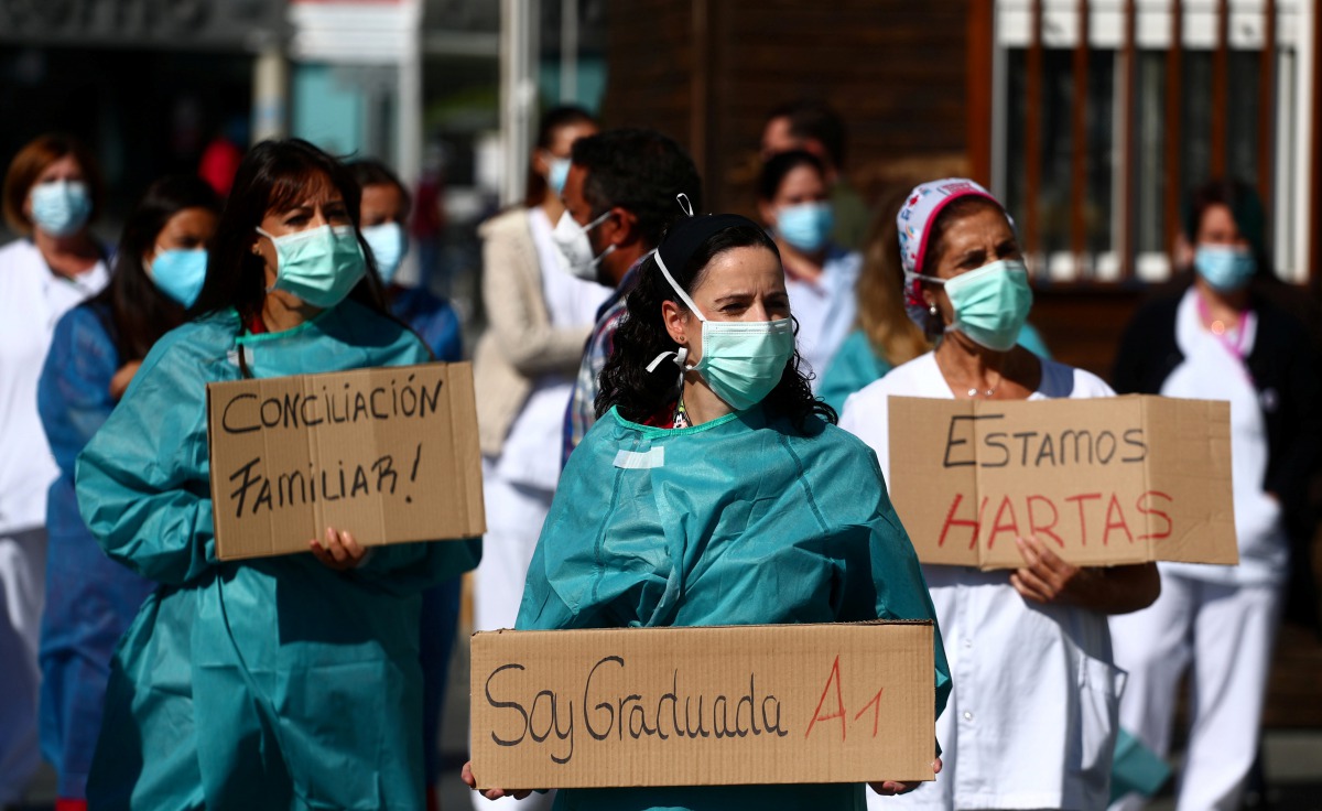 Nurses hold placards during a protest demanding better working conditions outside La Paz hospital amid the outbreak of the coronavirus disease (COVID-19), in Madrid, Spain September 28, 2020. REUTERS/Sergio Perez
