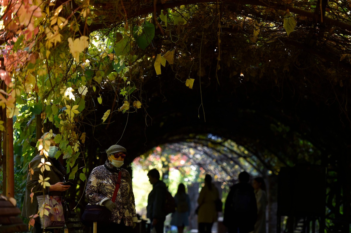 Women wearing face masks to protect against the coronavirus disease visit the Apothecary Garden, also known as at the botanical garden of the Moscow State University, in Moscow on October 1, 2020. / AFP / Natalia KOLESNIKOVA
