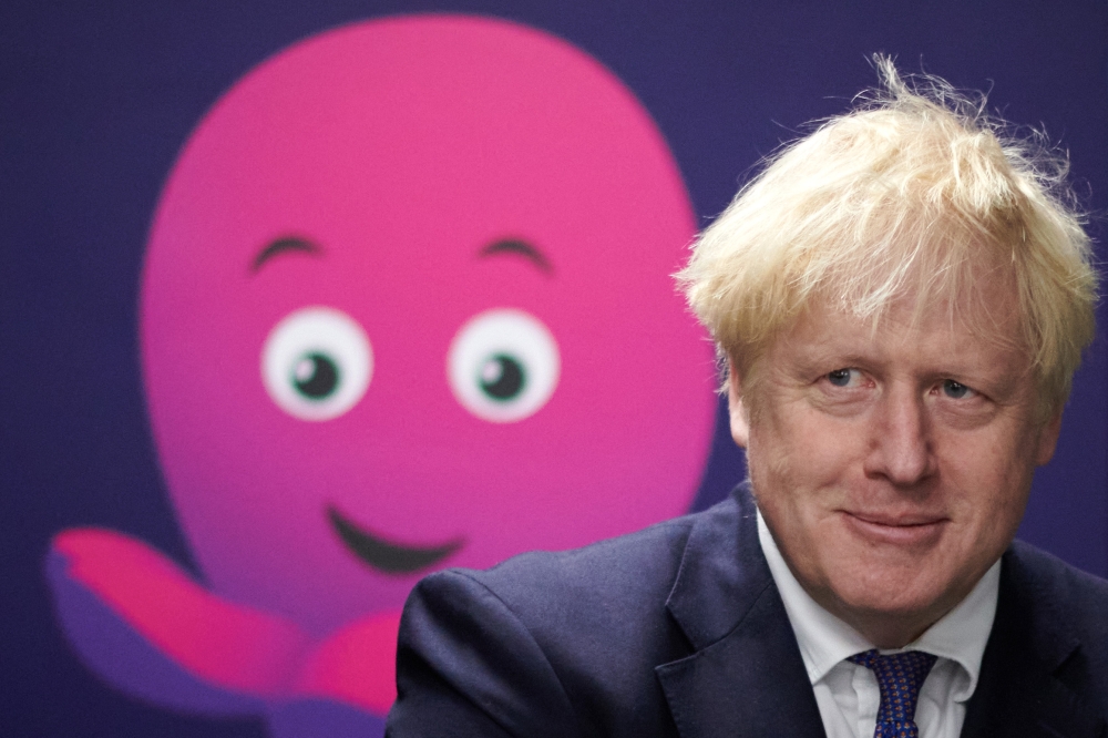 Britain's Prime Minister Boris Johnson visits the headquarters of Octopus Energy on October 5, 2020 in London. The visit coincides with the company's plan to create 1,000 new technology jobs across sites in England. / AFP / POOL / Leon Neal