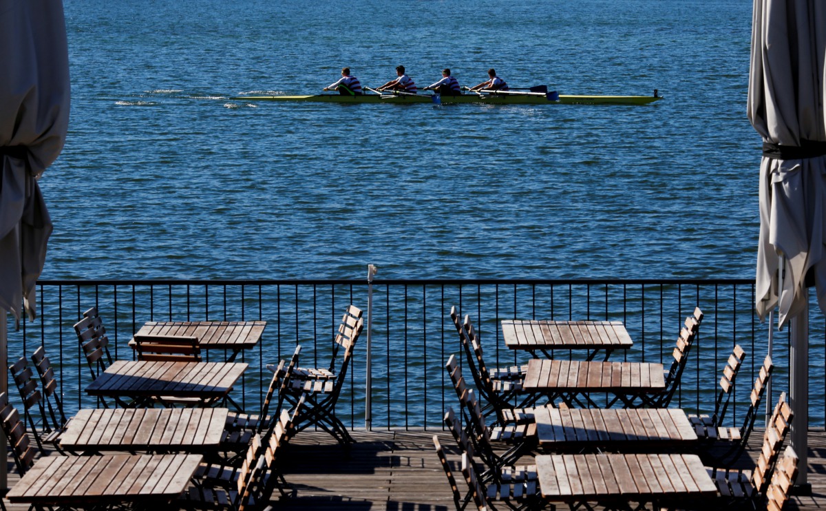 A boat passes an empty terrace of a restaurant on Alte Donau, an abandoned meander of river Danube, amid the coronavirus disease (COVID-19) outbreak in Vienna, Austria October 4, 2020. REUTERS/Leonhard Foeger
