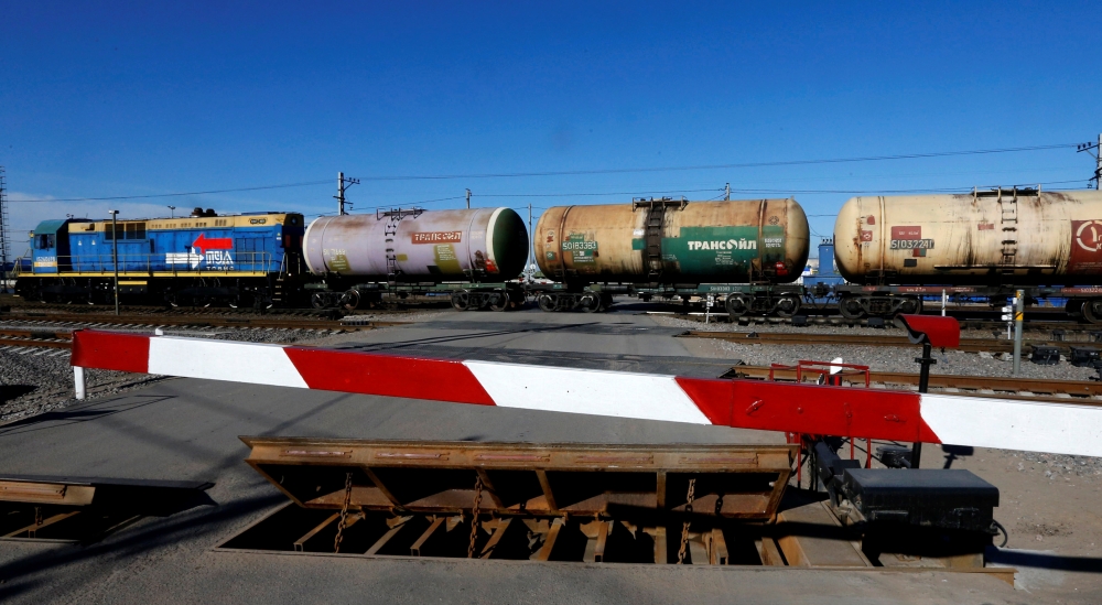 FILE PHOTO: An oil tank train carries oil at the Ust-Luga oil products terminal in the settlement of Ust-luga April 9, 2014.  REUTERS/Alexander Demianchuk

