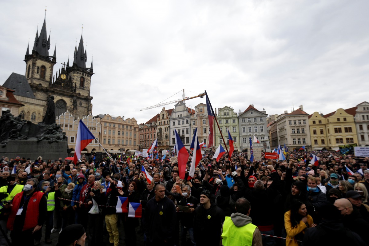 Demonstrators protesting the Czech government's restrictions shout slogans at the Old Town Square as the spread of the coronavirus disease (COVID-19) continues in Prague, Czech Republic, October 18, 2020. REUTERS/David W Cerny

