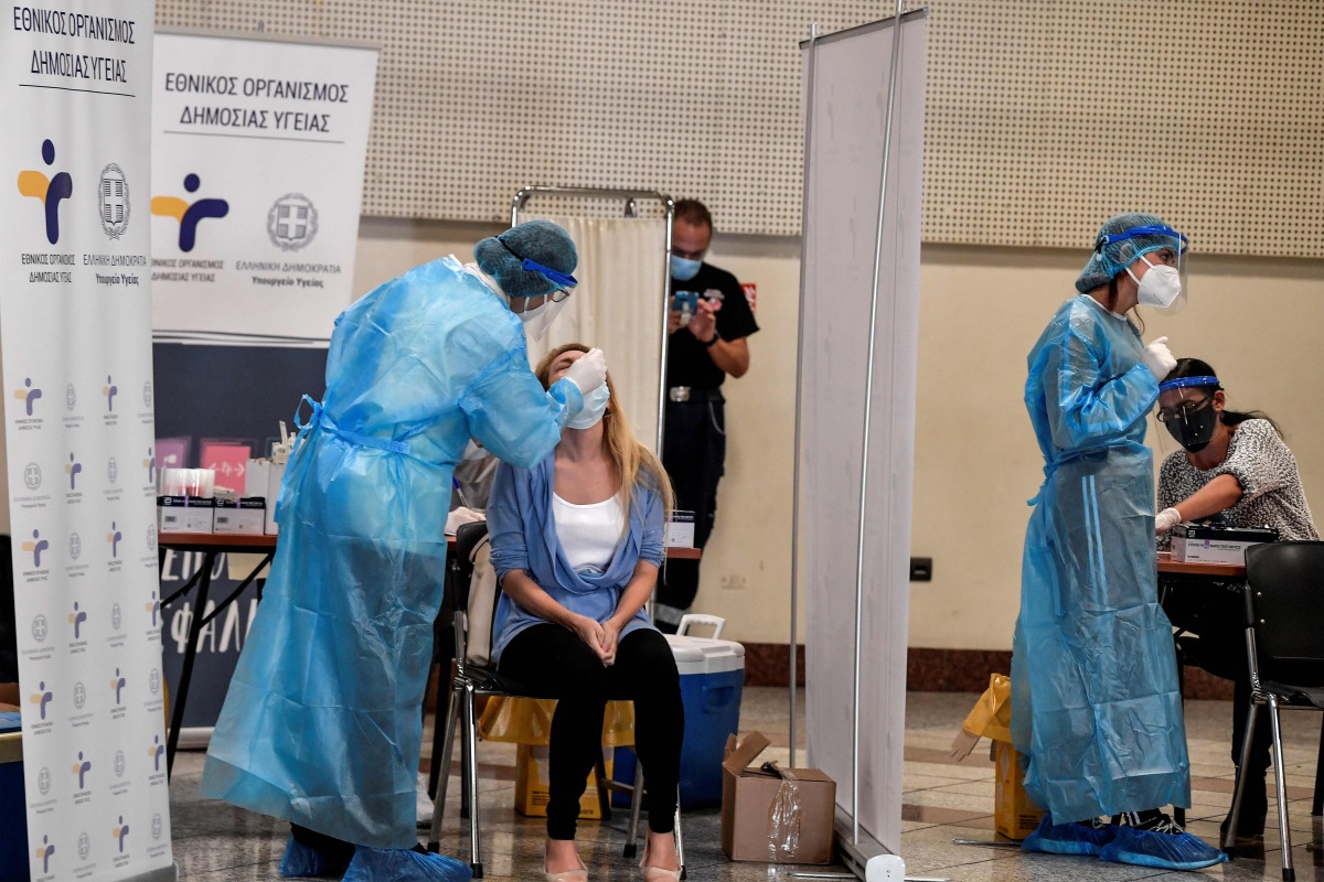 People get a free Covid-19 (coronavirus) test organised by the Greek National Health organisation at Athens central metro station on October 20, 2020. / AFP / Louisa GOULIAMAKI

