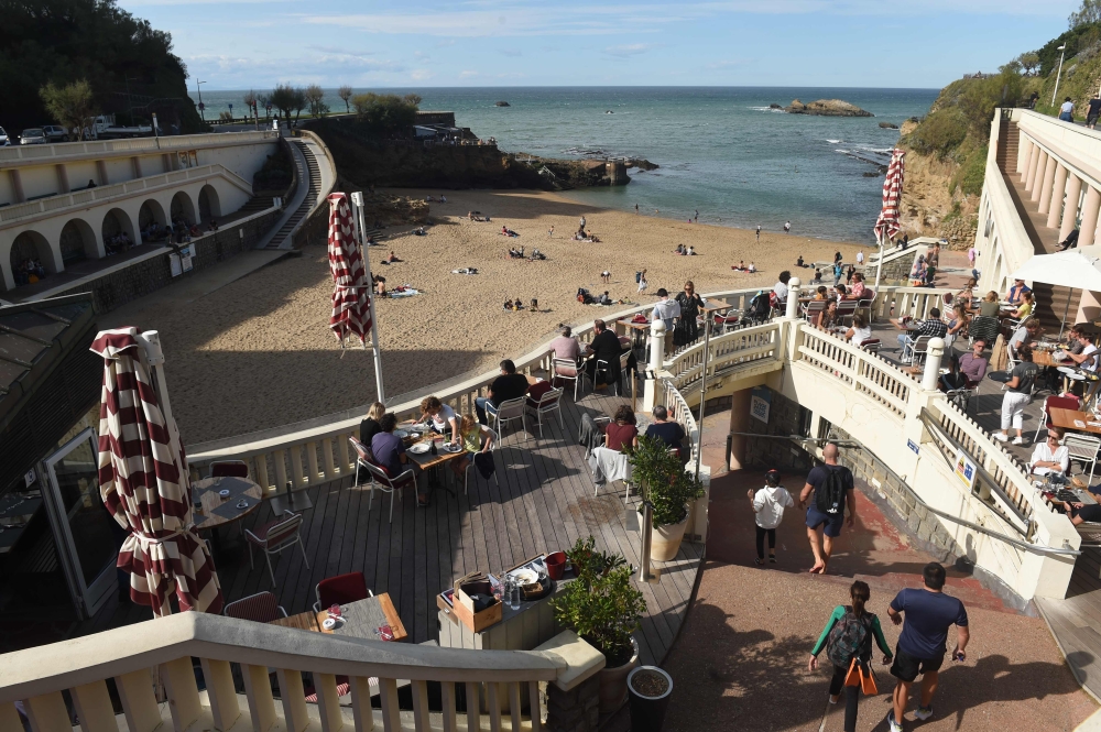 People have lunch on a terrace in Biarritz, southwestern France on October 21, 2020. France will place more regions on the highest health alert level as coronavirus infections continue to spread fast, the government's spokesman said on October 21, 2020. /