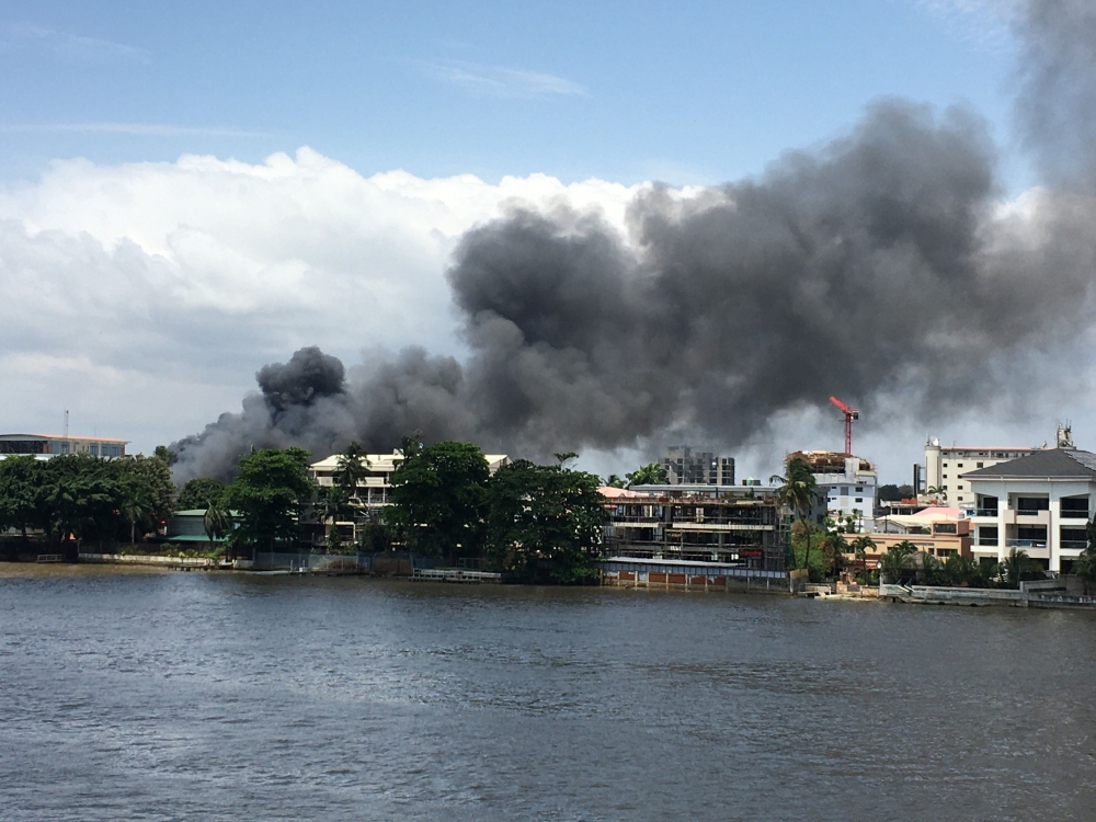 A general view of smoke arising from the Ikoyi prison that is on fire in Lagos on October 22, 2020. AFP / Sophie BOUILLON