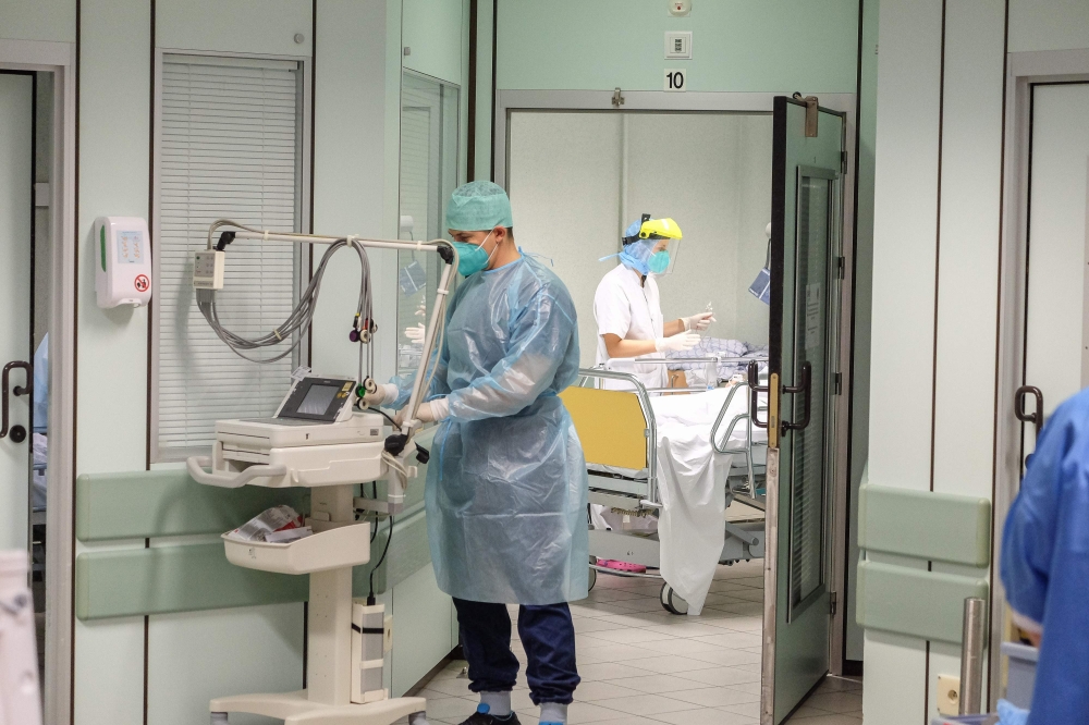Medical staff work and tend to patients in the hospital CHR Citadelle in Liege, on October 23, 2020. Belgium OUT / AFP / BELGA / BRUNO FAHY