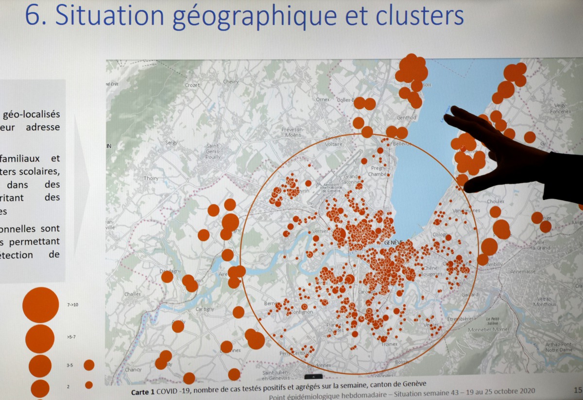A County of GENEVA staff member shows the geographical spread of clusters during an update briefing in the contact tracing unit, as Switzerland enters a second wave of coronavirus disease (COVID-19) outbreak, in GENEVA, Switzerland, October 29, 2020. REUT