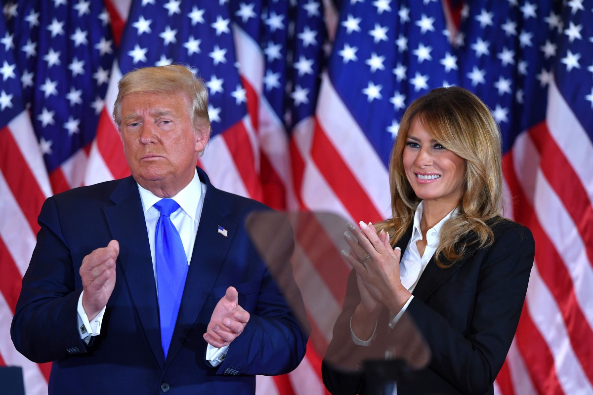 TOPSHOT - US President Donald Trump claps alongside US First Lady Melania Trump after speaking during election night in the East Room of the White House in Washington, DC, early on November 4, 2020. / AFP / MANDEL NGAN

