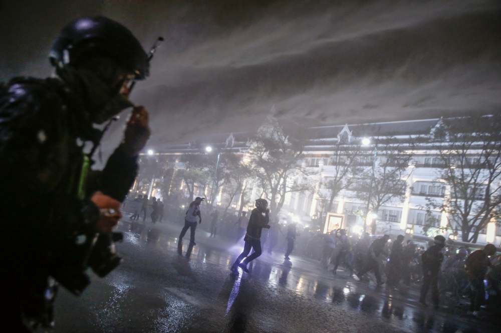 Police use water cannons as demonstrators march to The Grand Palace to hand letters written to the king in Bangkok, Thailand, November 8, 2020. Reuters/Soe Zeya Tun