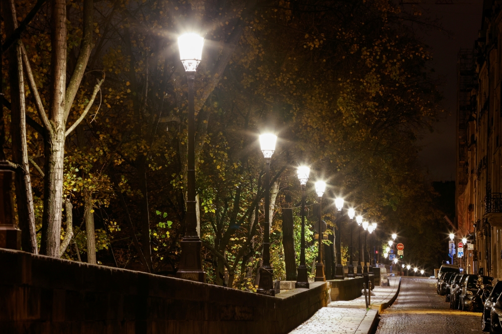 FILE PHOTO: A view shows the deserted Ile Saint Louis as the national lockdown starts as part of the COVID-19 measures to fight a second wave of the coronavirus disease (COVID-19), in Paris, France, October 30, 2020. REUTERS/Christian Hartmann/File Photo