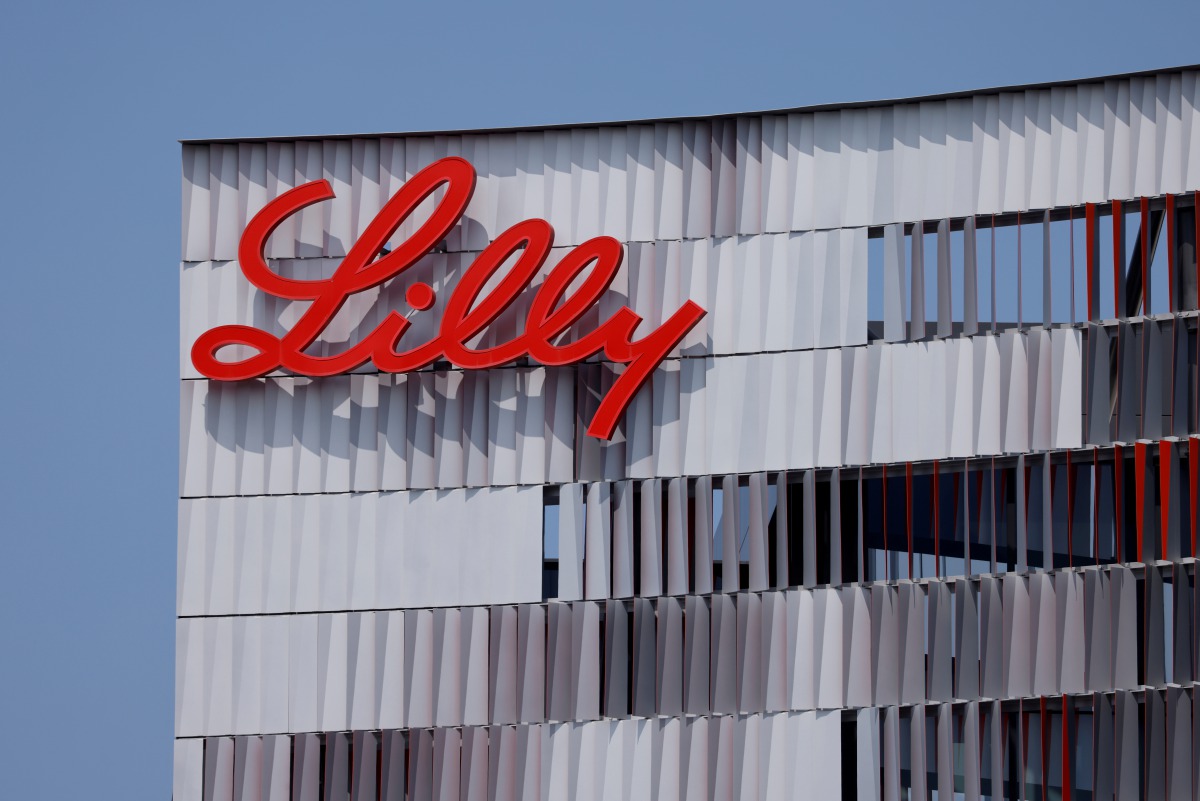 FILE PHOTO: Eli Lilly logo is shown on one of the company's offices in San Diego, California, U.S., September 17, 2020. REUTERS/Mike Blake/File Photo/File Photo
