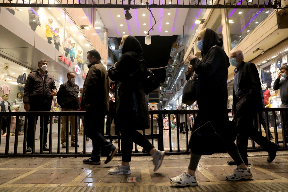 Iranian People wearing protective masks as they walk at a store, amid the outbreak of the coronavirus disease (COVID-19), in Tehran, Iran November 11, 2020. Majid Asgaripour/WANA 