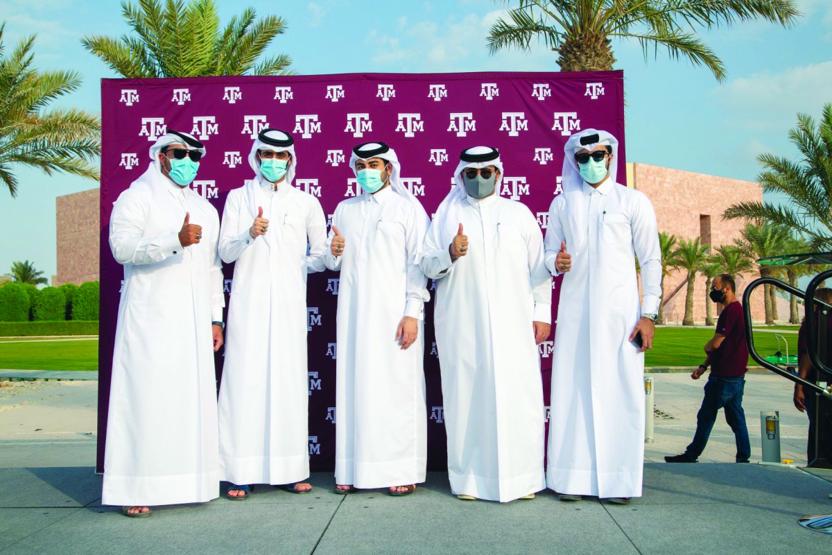 TAMUQ students receive Aggie Rings.