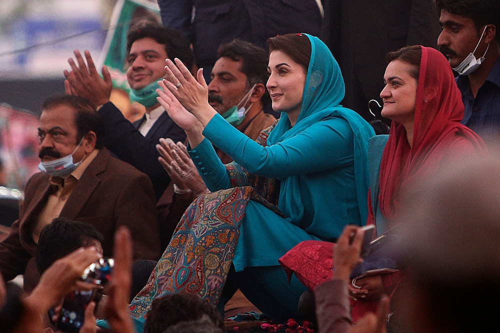 Maryam Nawaz (C), daughter of former Pakistani Prime Minister Nawaz Sharif, and leader of Pakistan Democratic Movement (PDM), attends an anti-government rally in Multan on November 30, 2020. / AFP / Shahid Saeed MIRZA
