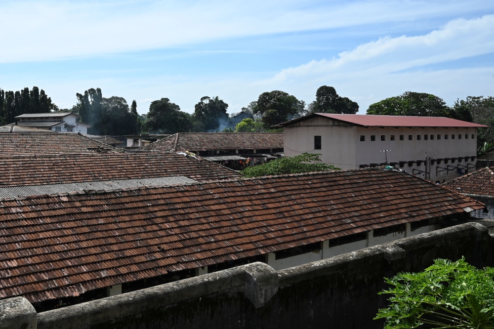 Smoke billows from a building inside Mahara prison on the outskirts of Colombo on November 30, 2020 a day after a prison riot over the surge of coronavirus infections. AFP / LAKRUWAN WANNIARACHCHI