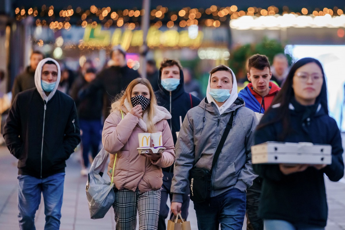 Shoppers walk with bags in the center of Rotterdam, on November 29, 2020. Shopkeepers in the city center, Alexandrium and Zuidplein have to close their doors at 5 pm, just like on November 28, 2020 because it is not possible to keep enough distance due to