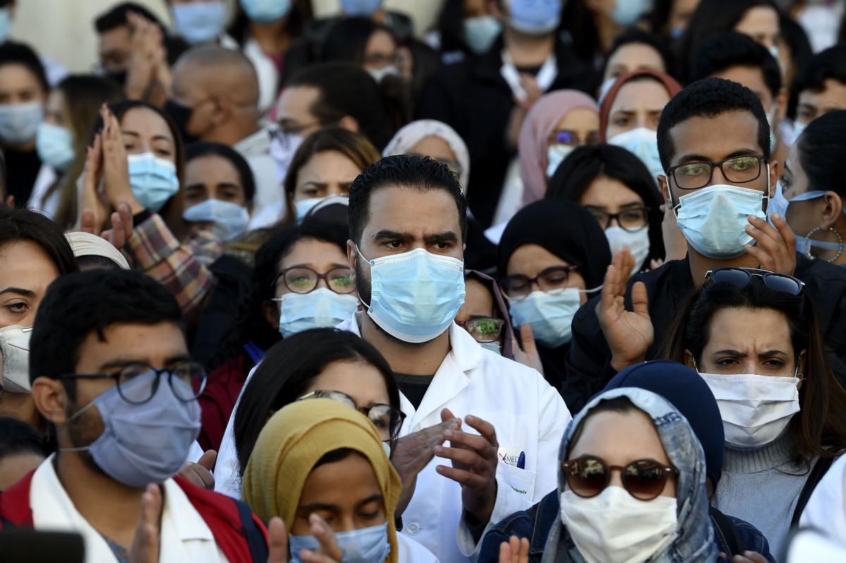 Tunisian doctors and medical students demand the dismissal of the minister of health during a protest on December 4, 2020 in front of the headquarters of the ministry after the death of a resident doctor who fell from a broken hospital elevator. / AFP / F