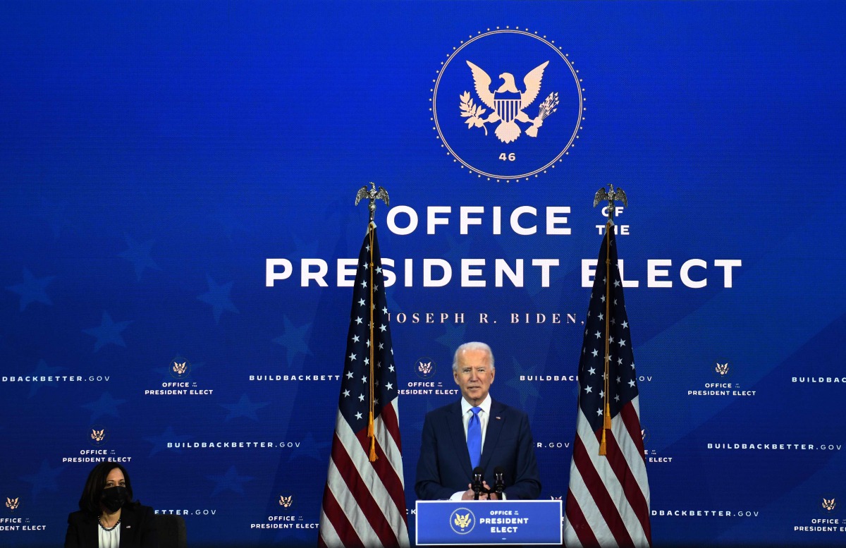 US President-elect Joe Biden, with Vice President-elect Kamala Harris (L), announces his economic team at The Queen Theater in Wilmington, Delaware, on December 1, 2020. / AFP / CHANDAN KHANNA
