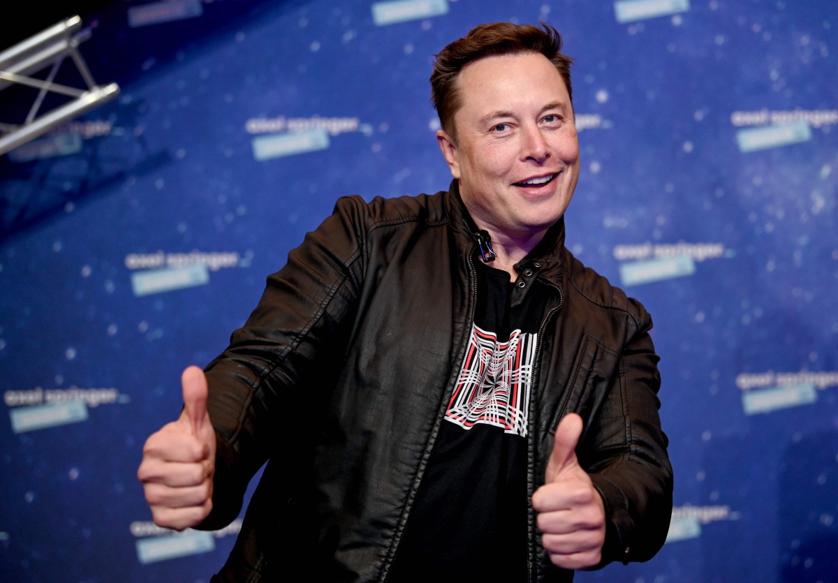 TOPSHOT - SpaceX owner and Tesla CEO Elon Musk poses as he arrives on the red carpet for the Axel Springer Awards ceremony, in Berlin, on December 1, 2020. / AFP / POOL / Britta Pedersen
