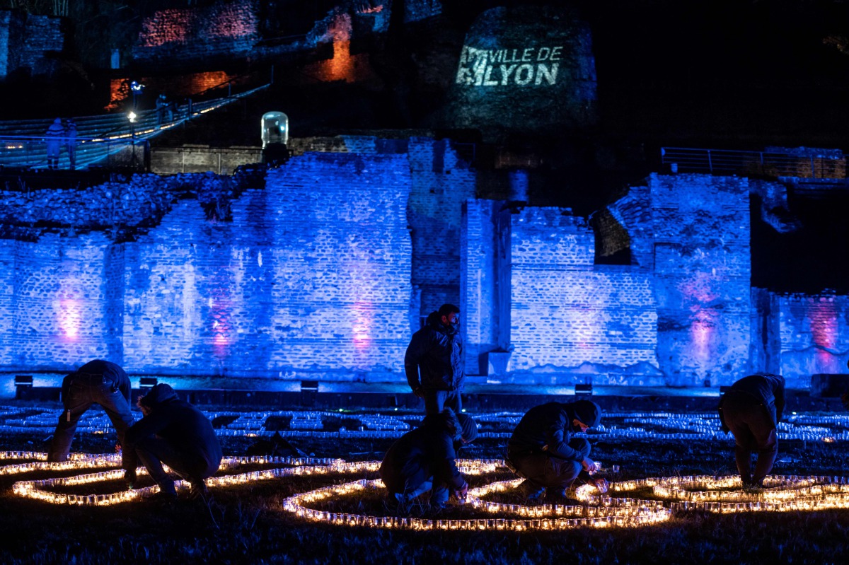 People install a light fresco of 20 000 light bulbs entitled 