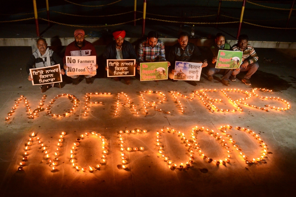 Members of human rights organisations hold placards in support of farmers during a protest against the central government's recent agricultural reforms in Amritsar on December 10, 2020. / AFP / Narinder NANU
