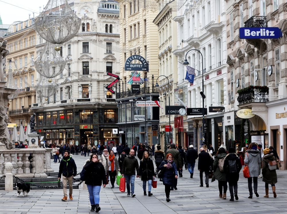 People walk down a shopping street amid the government reopening bigger shops as well as small businesses in a loosening of the second lockdown due to the coronavirus disease (COVID-19) outbreak, in Vienna, Austria December 7, 2020. REUTERS/Leonhard Foege