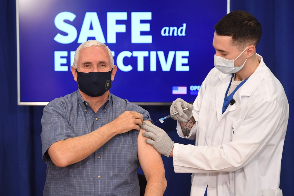 US Vice President Mike Pence receives the COVID-19 vaccine in the Eisenhower Executive Office Building in Washington, DC, December 18, 2020. / AFP / SAUL LOEB