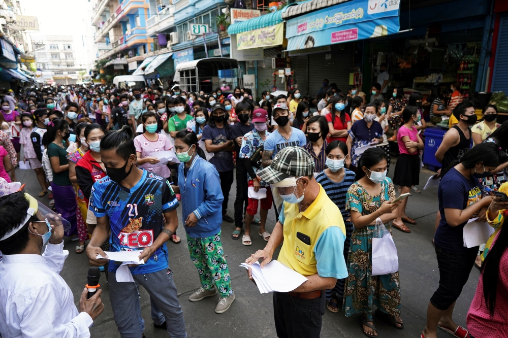 Migrant workers queue for a COVID-19 nasal swab test at a migrant community, amid the coronavirus disease (COVID-19) outbreak, in Samut Sakhon province, in Thailand, December 20, 2020. REUTERS/Athit Perawongmetha