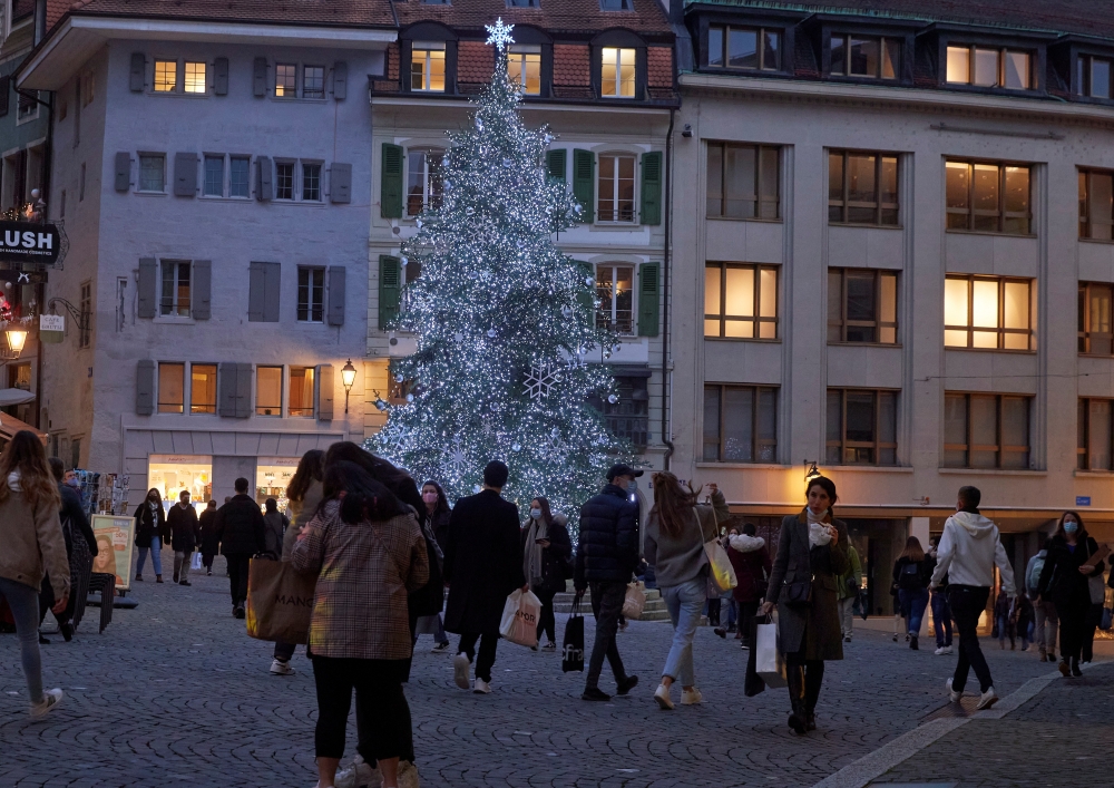 People walk in the shopping street during the outbreak of the coronavirus disease (COVID-19) in Lausanne, Switzerland, December 17, 2020. REUTERS/Denis Balibouse