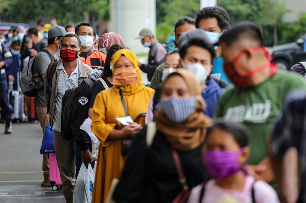 assengers wearing protective face masks line up for rapid antigen test at the Soekarno Hatta Airport, Tangerang, on the outskirts of Jakarta, Indonesia, December 22, 2020, in this photo taken by Antara Foto/Fauzan/via Reuters. 