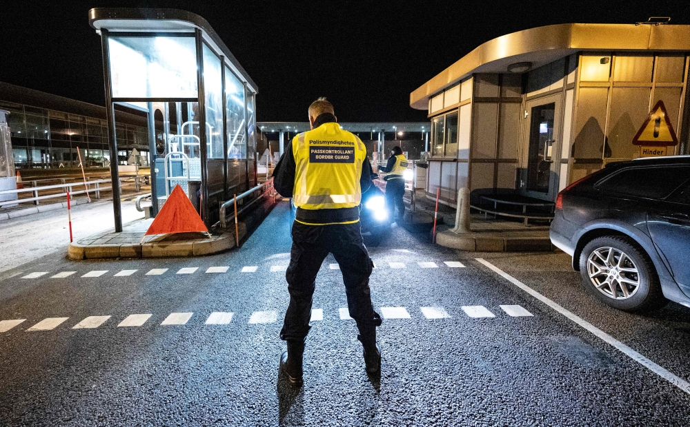 Control patrols and vehicles at the border crossing on the Oresund Bridge, which connects Denmark and Sweden (Copenhagen and Malm?).  AFP  / Johan NILSSON