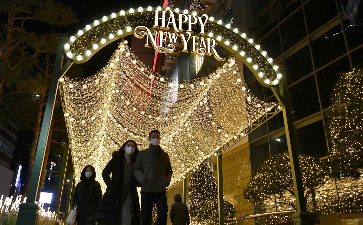 People visit a shopping district on New Year's Eve in Seoul on December 31, 2020. / AFP / Jung Yeon-je
