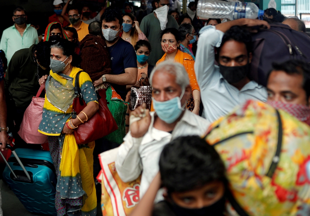 People wearing protective masks exit a railway station amid the spread of the coronavirus disease (COVID-19) in Mumbai, India, December 11, 2020. Reuters/Francis Mascarenhas/File Photo
