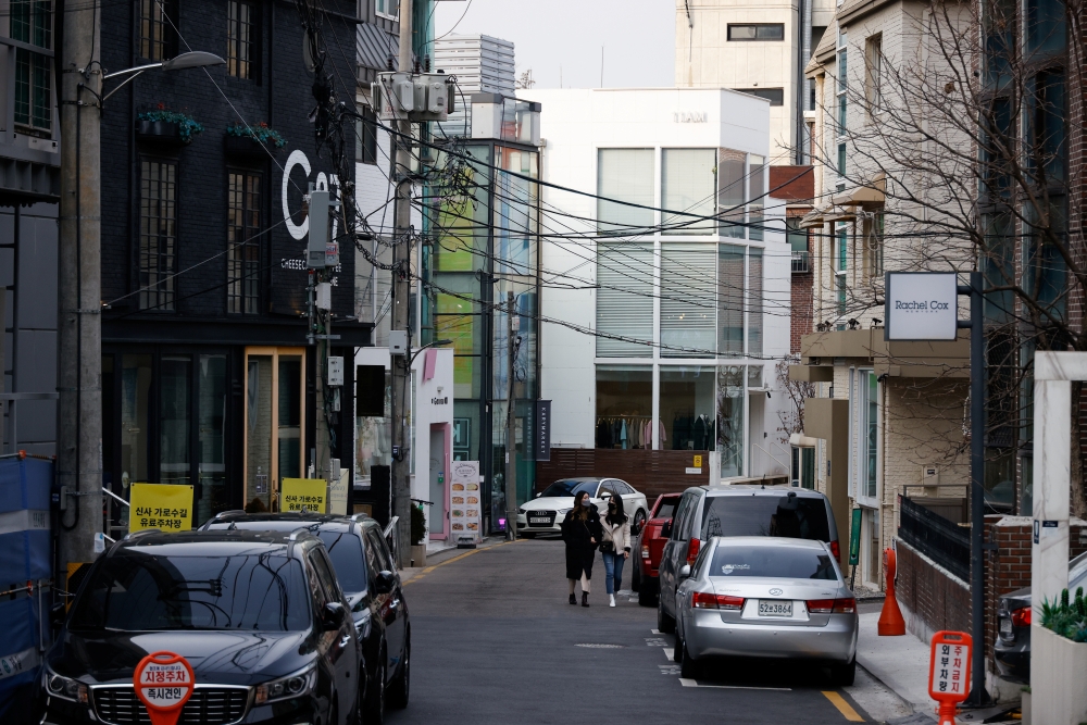 Women wearing masks walk in a shopping district amid the coronavirus disease (COVID-19) pandemic in Seoul, South Korea, January 4, 2021. REUTERS/Kim Hong-Ji