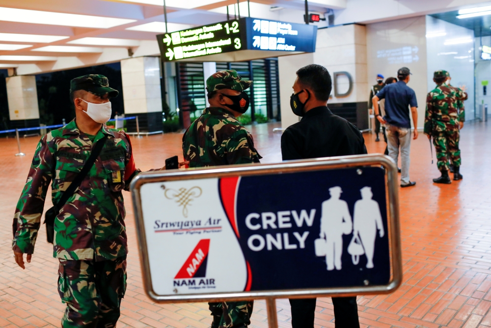 Indonesian soldiers are seen at Soekarno-Hatta International Airport after Sriwijaya Airplane flight SJ182 lost contact. Reuters/Willy Kurniawan