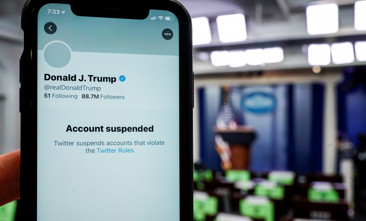 A photo illustration shows the suspended Twitter account of U.S. President Donald Trump on a smartphone at the White House briefing room in Washington, U.S., January 8, 2021. REUTERS/Joshua Roberts/Illustration
