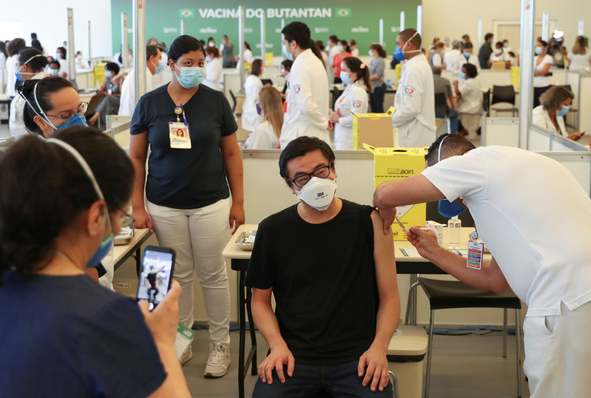 A healthcare worker receives the Sinovac coronavirus disease (COVID-19) vaccine at the Hospital das Clinicas in Sao Paulo, Brazil January 18, 2021. REUTERS/Amanda Perobelli

