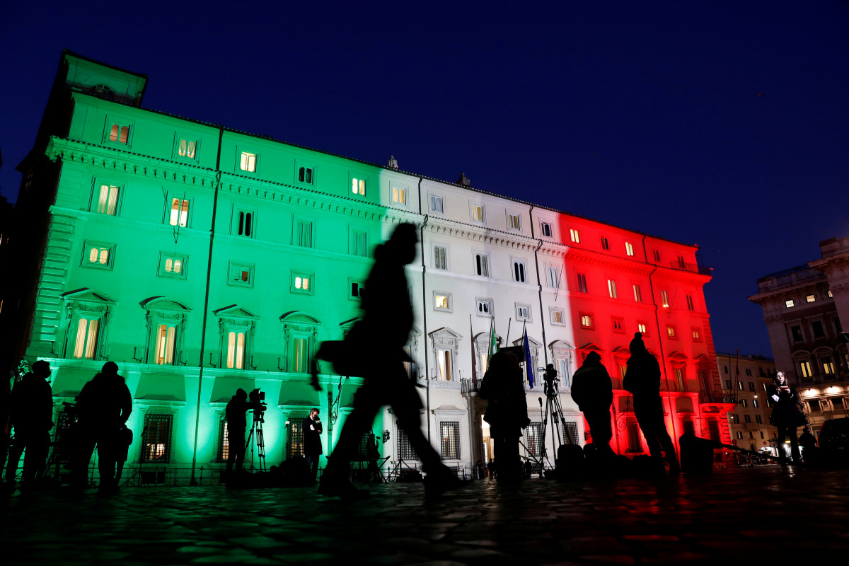FILE PHOTO: Members of the media wait outside Prime Minister's office, Chigi Palace, in Rome, Italy, January 13, 2021. REUTERS/Remo Casilli/File Photo
