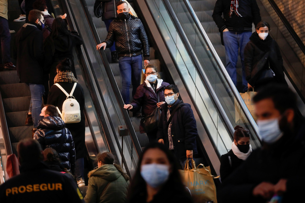 Shoppers ride escalators amid the coronavirus disease (COVID-19) outbreak, in Madrid, Spain January 22, 2021. REUTERS/Susana Vera
