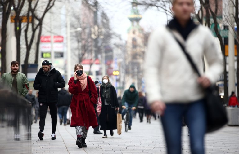 FILE PHOTO: People with protective masks walk down a shopping street during the second lockdown as the coronavirus disease (COVID-19) outbreak continues in Vienna, Austria, November 13, 2020. REUTERS/Lisi Niesner
