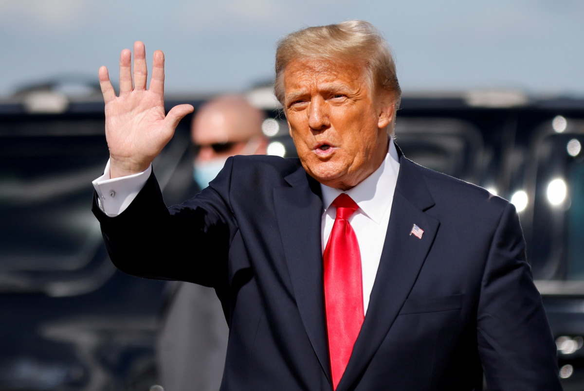 FILE PHOTO: U.S. President Donald Trump waves as he arrives at Palm Beach International Airport in West Palm Beach, Florida, U.S., January 20, 2021. REUTERS/Carlos Barria/File Photo
